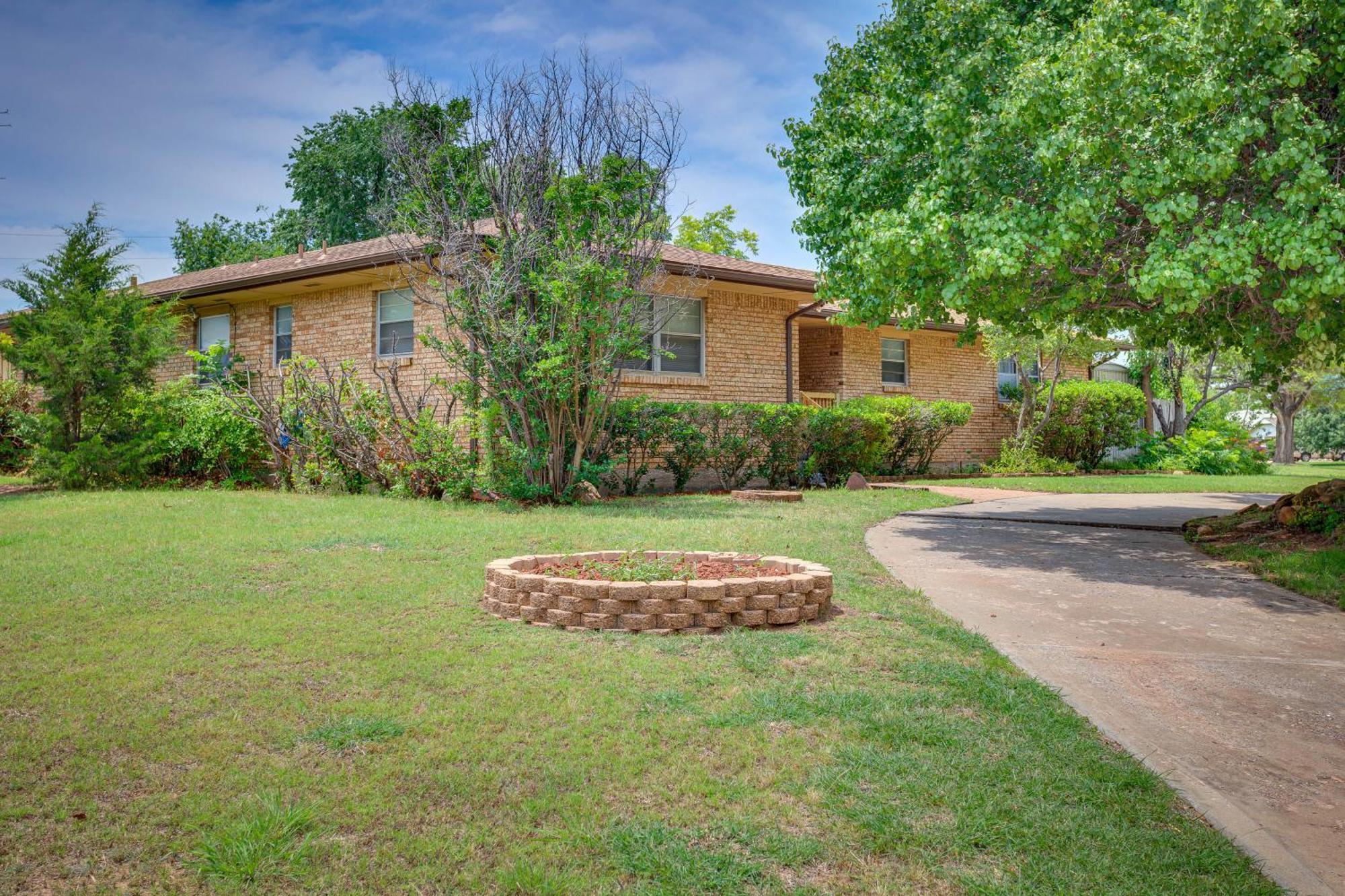 Lawton Home With Deck, Near Casinos And Museums! Exterior photo